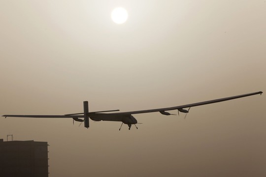 Saulės energija varomas lėktuvas pradėjo kelionę aplink pasaulį