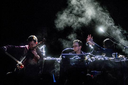 Persikūniję garsai teatre – bangų mūša iš buteliuko