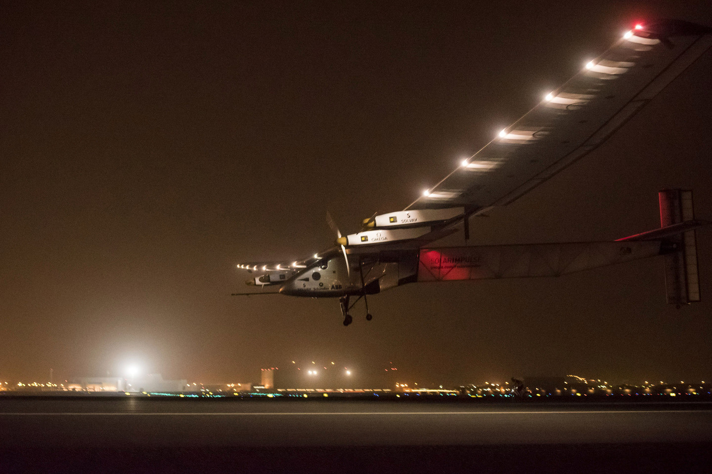 „Solar Impulse 2“ varo saulės energija.
