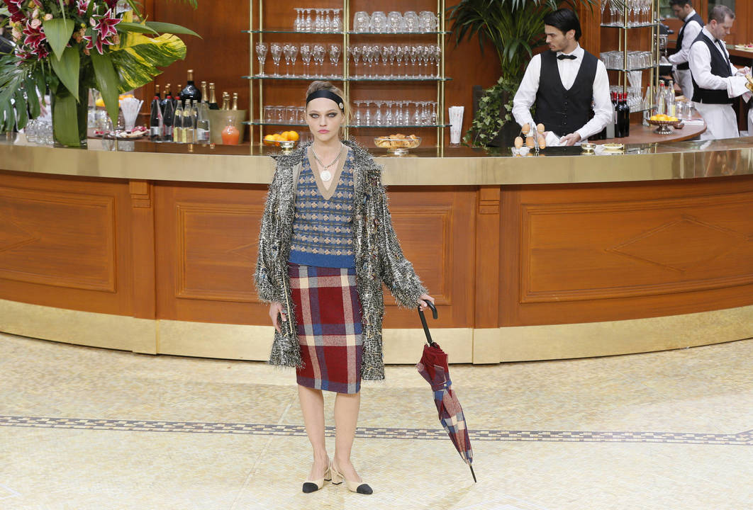 „Chanel“ 2015-2016 m. rudens ir žiemos kolekcijos modeliai.<br>Scanpix nuotr.