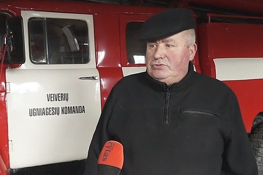 Ugniagesys: automobilis buvo aukštyn ratais, po vandeniu