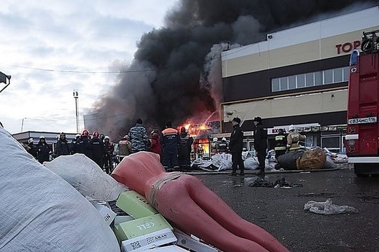 Per gaisrą Kazanės prekybos centre – nerimas dėl dešimčių aukų