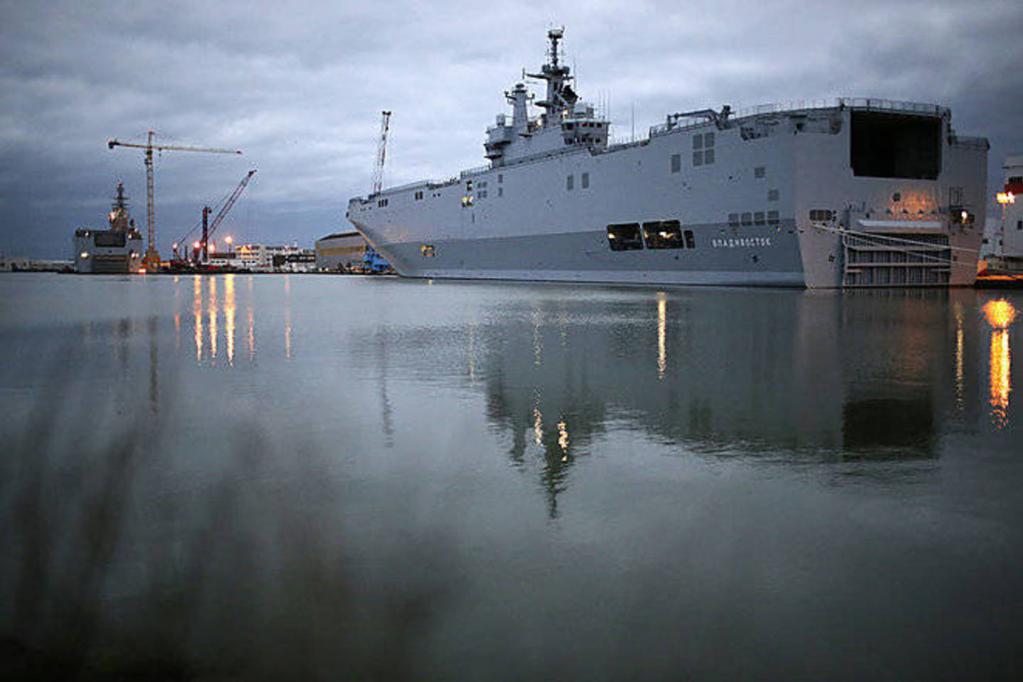 2011-aisiais Prancūzija sutiko už 1,2 mlrd. eurų pastatyti Rusijai du „Mistral" tipo desantinius atakos laivus.