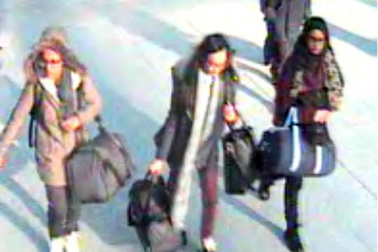 Toje pačioje mokykloje besimokiusiuos 15-metės Shamima Begum, Amira Abase ir 16-metė Kadiza Sultana iš Gatviko oro uosto atvyko į Stambulą vasario 17 dieną.