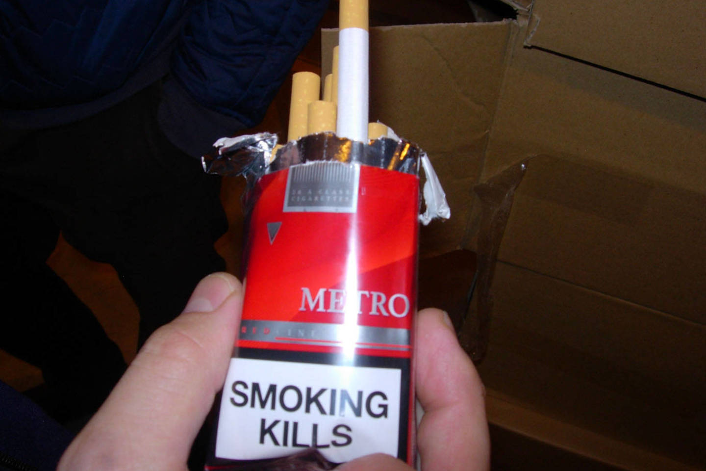 Tarp šiukšlių maišų ir pagalvių – du didžiuliai nelegalių latviškų cigarečių kroviniai.