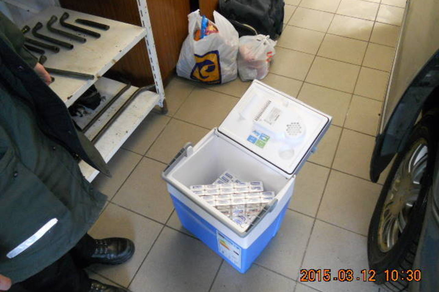 Ambasados darbuotojo automobilyje – cigarečių kontrabanda.
