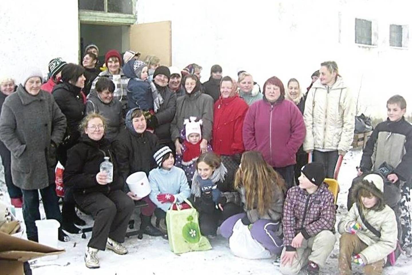 „Žmonės Ukrainoje labai patenkinti jūsų parama. Jie galėjo pasirinkti, ko jiems reikėjo, ir visi buvo laimingi“, – rašoma prie nuotraukos, neva darytos Ukrainoje. Iš tiesų čia – Tyrulių gyventojai.