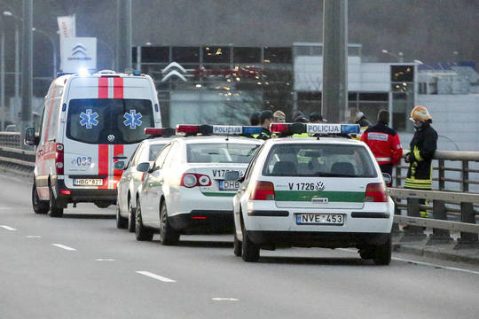 Nuo tilto grasinusį nušokti vyrą atkalbėjo praeivė