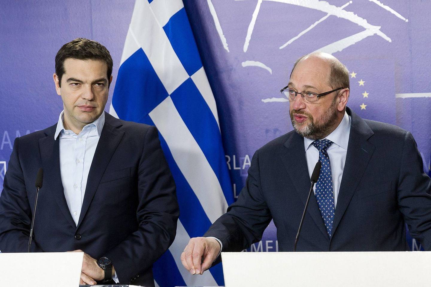 M.Schulzas (dešinėje) pažėrė kritikos A.Tsipro (kairėje) vyriausybei.<br>AP nuotr.