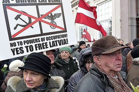 Į Rygos gatves suplūdo nacistinių pažiūrų latviai