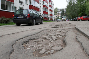 Kaunas pasiūlė vairuotojams „susimesti“ duobių lopymui