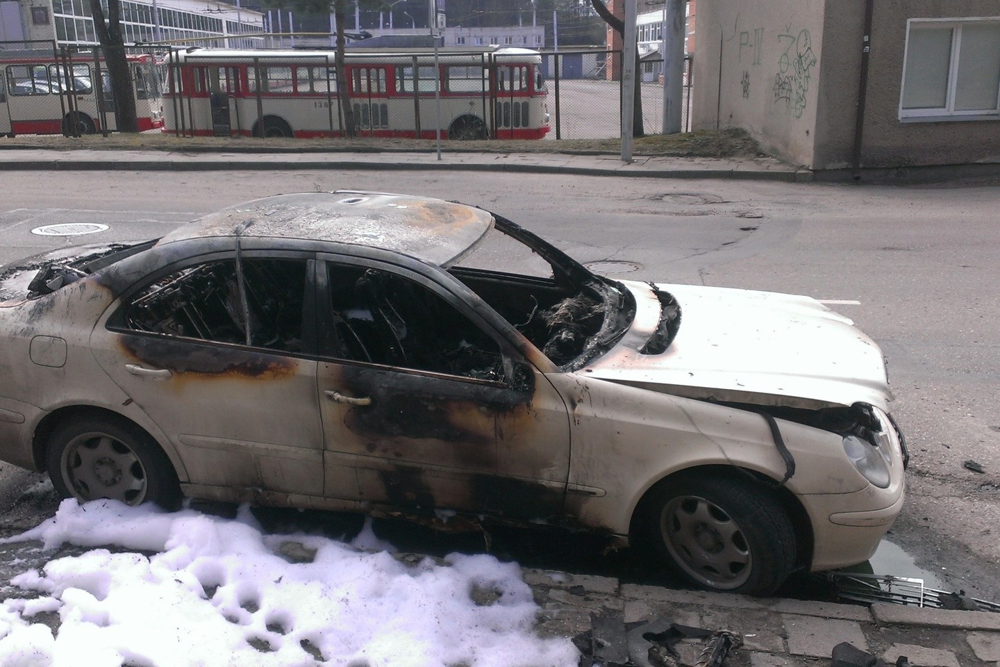 Vilniuje sudegintas moters „Mercedes Benz“.