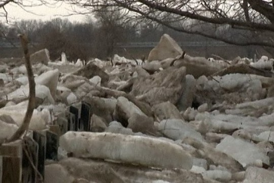 Gigantiški ledo luitai siaubė JAV miestą ir kapines