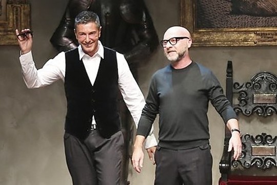 „Dolce & Gabbana“ dizaineriai apsižodžiavo su dainininku E.Johnu