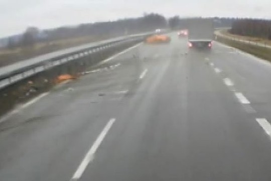 Nufilmavo, kaip pavojingai lėkęs „McLaren“ trenkėsi į atitvarą