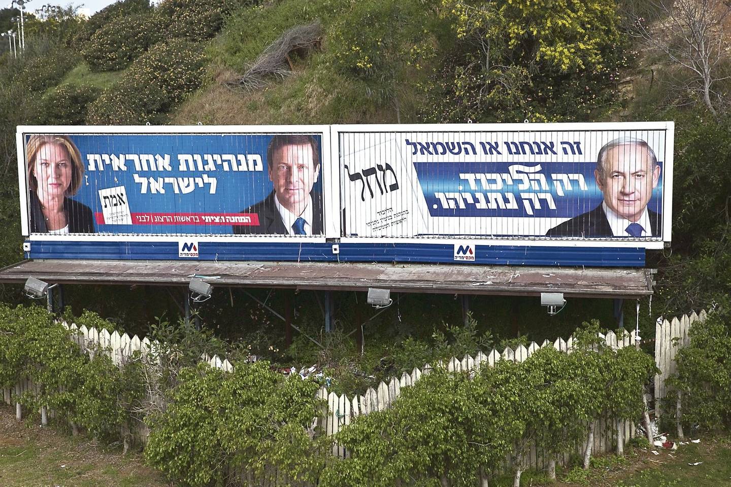 Kandidatų į premjero postą (iš kairės) Tz.Livni, I.Herzogo ir ministro pirmininko B.Netanyahu kampanijoje netrūksta ir nešvarių žaidimų: dešiniųjų pažiūrų politiko N.Bennetto plakatai buvo suniokoti.