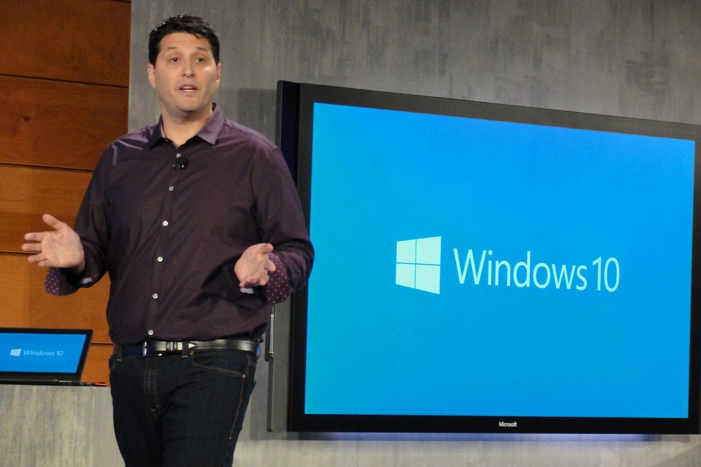 T.Myersonas pareiškė, kad „Windows 10“ atnaujinimą bus leista įsidiegti net esamiems nelegalių kopijų naudotojams.