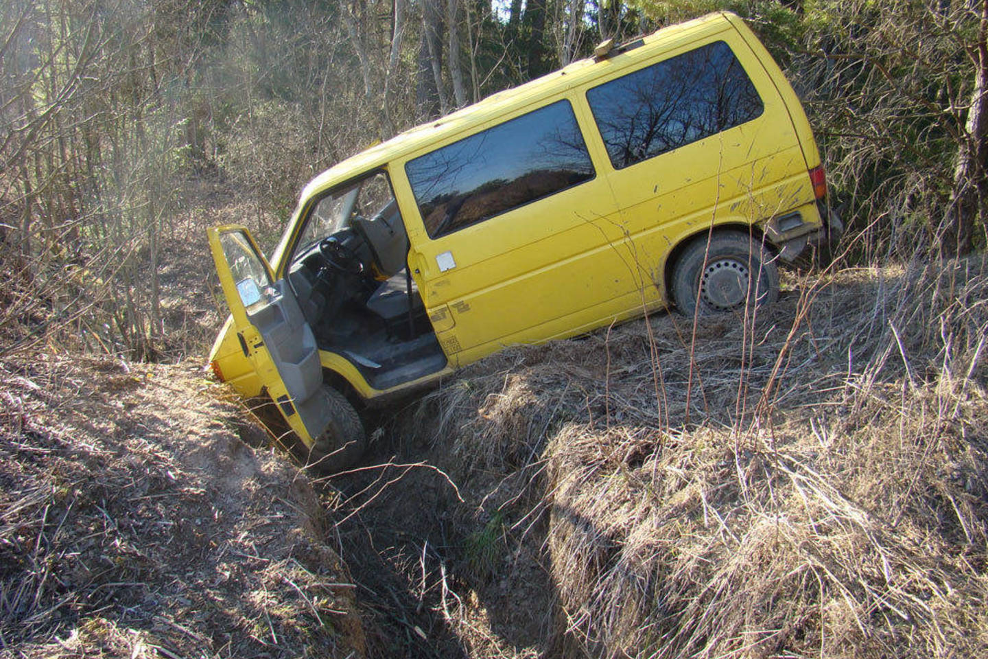 Likimo valiai palikę įstrigusį mikroautobusą du juo važiavę vyrai mėgino slėptis artimiausioje sodyboje.