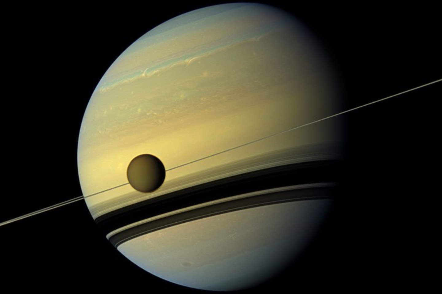 Didžiausias Saturno palydovas, Titanas, yra vienintelis Saulės sistemos palydovas, turintis tankią atmosferą ir tankų debesų šydą.<br>„Reuters“/“Scanpix“ nuotr.