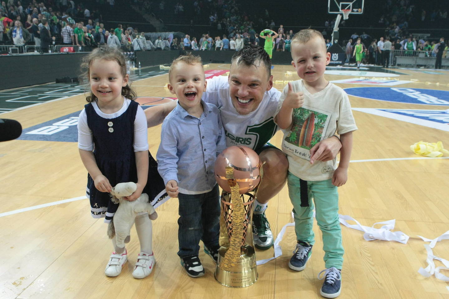 Vaikai Aila (kairėje) ir Luku (viduryje) Š.Jasikevičiui teikia didžiulį džiaugsmą.