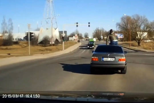 Už pavėžinimą ant BMW stogo – griežta bausmė
