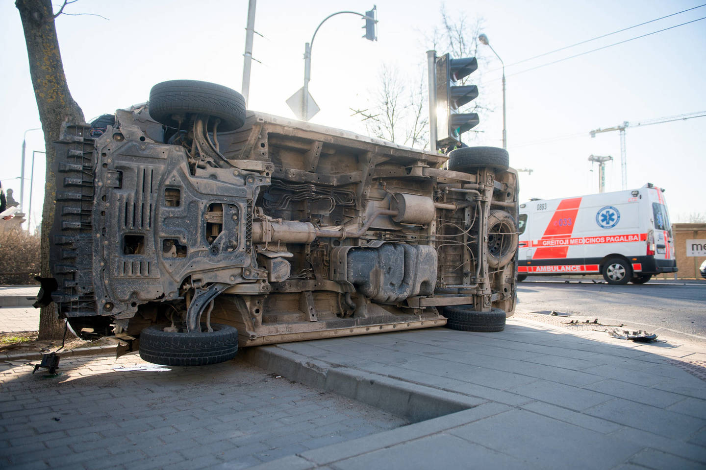 Susidūręs su greitosios pagalbos automobiliu Vilniuje apvirto „Nissan“.