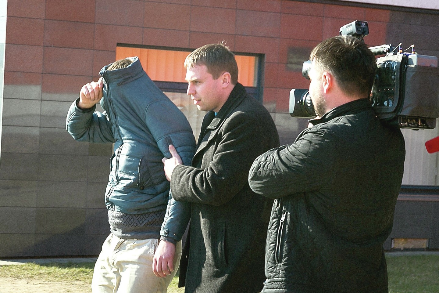 Vakar FNTT darbuotoją E.Griceniuką, kuris prostitutes reketavo apsimetęs policininku, į teismo posėdį Vilniuje atvedė tikras policijos pareigūnas.
