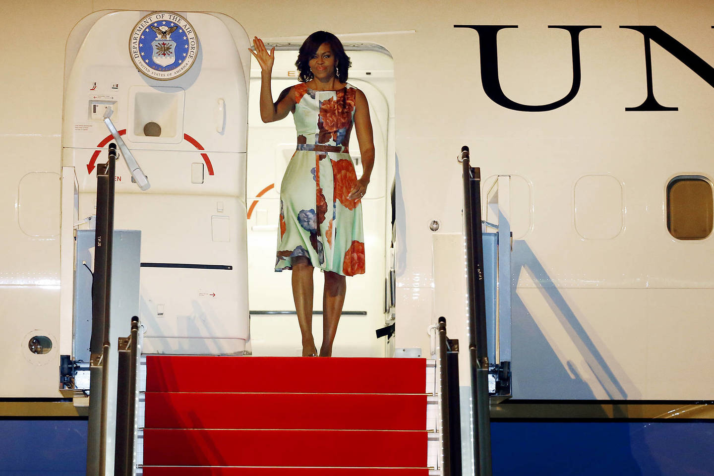 Oro uoste M.Obamą pasitiko Kambodžos diktatoriaus žmona Hun Sen, ir netrukus jos su palyda buvo išvežtos į sostinę.<br>AP nuotr.