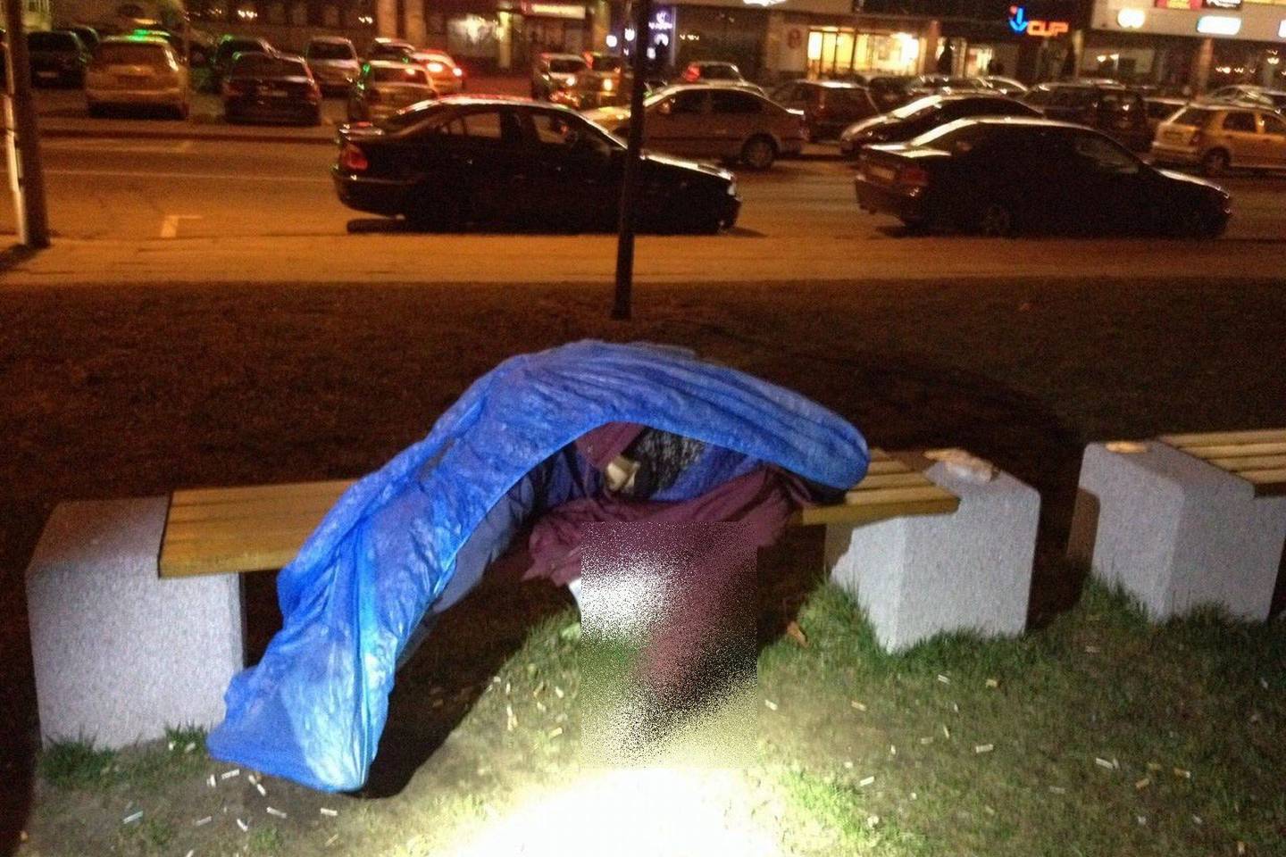 Moters kūnas gulėjo visai netoli parduotuvės.
