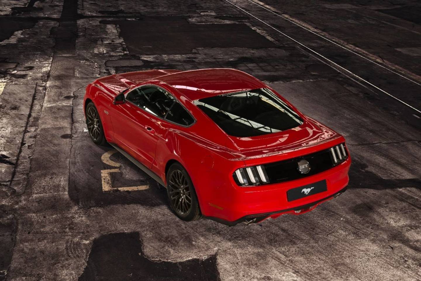 Europiečiams gražiausias raudonas „Mustang“, o dėl variklio nuomonės išsiskyrė.<br>Gamintojo nuotr.