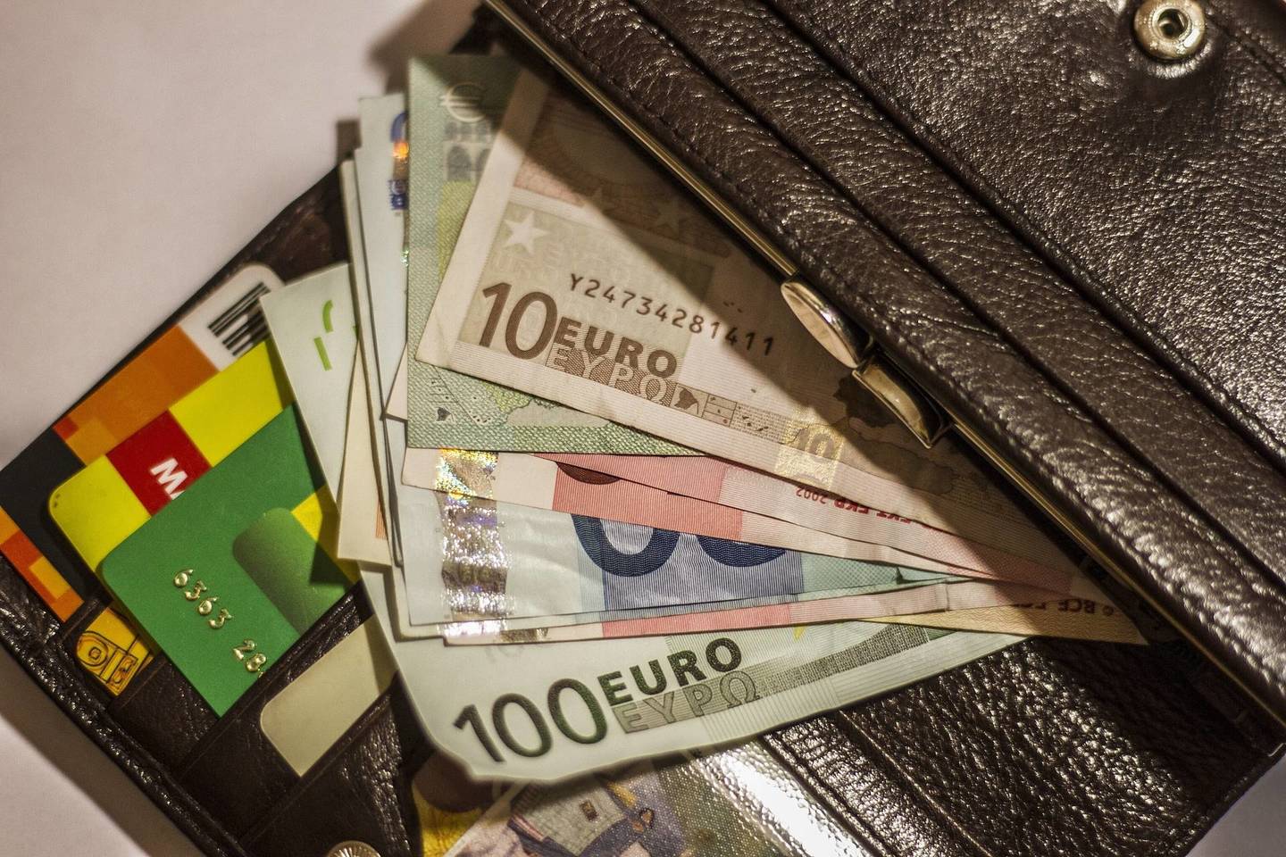 Girtas vairuotojas bandė išsisukti su 100 eurų.