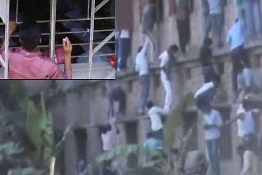 Dėl vaikų sėkmės per egzaminą tėvai lipo sienomis