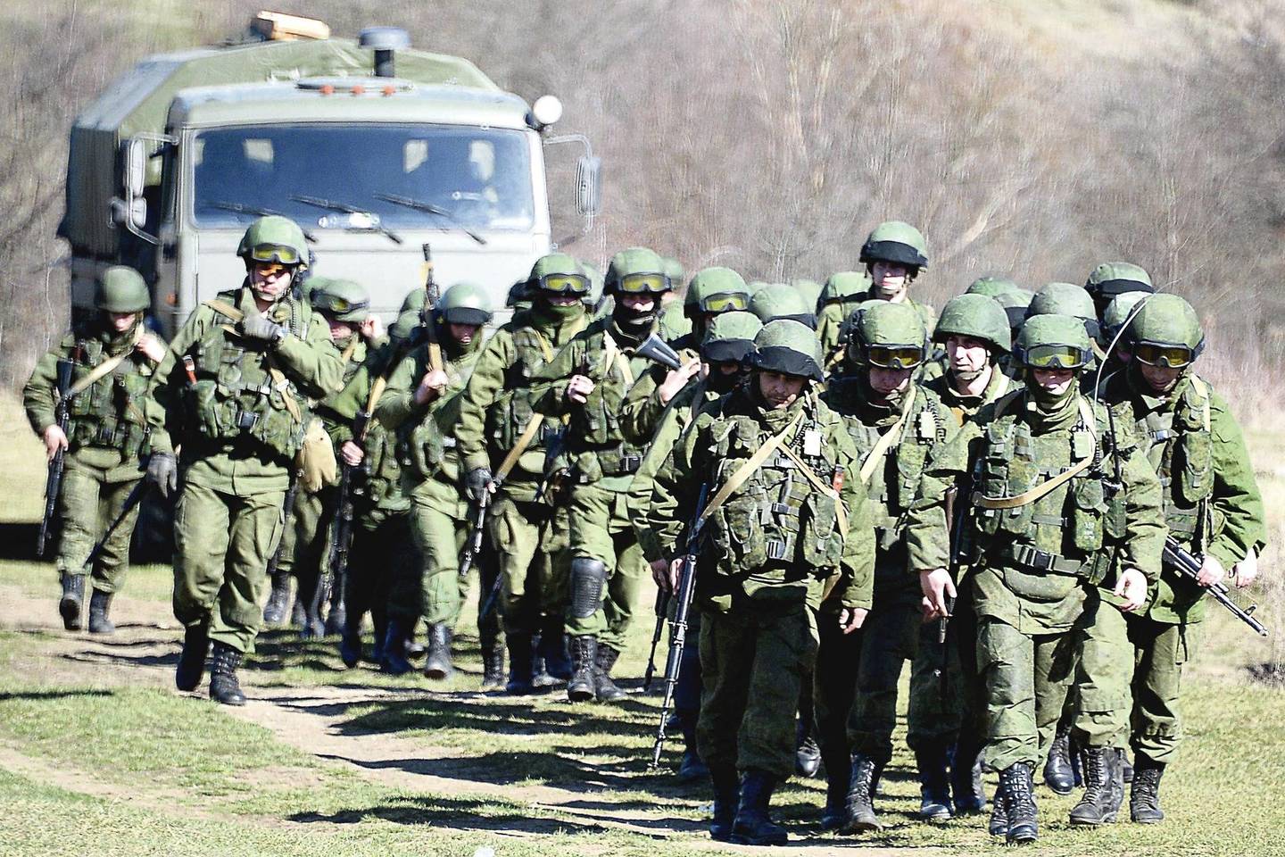 Praėjusių metų vasario pabaigoje Kryme pasirodžiusius žaliuosius žmogeliukus vėliau pats V.Putinas atvirai įvardijo kaip Rusijos specialiųjų pajėgų karius.