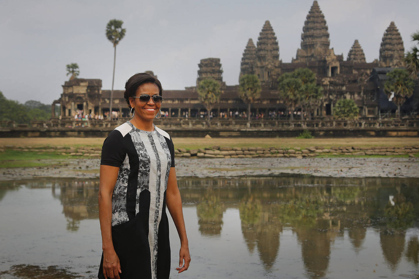 M.Obama lankosi Kambodžoje.<br>AP nuotr.