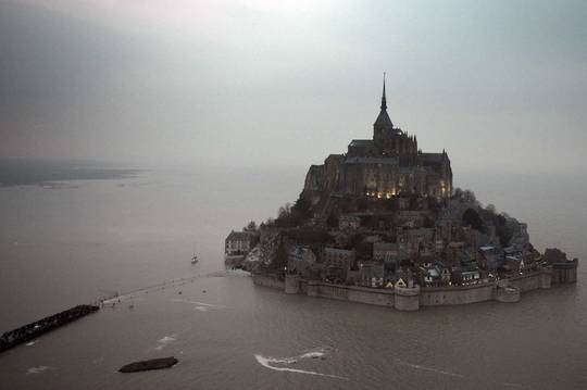 Potvynio apsuptas Sen Mišelio kalnas pritraukė būrį smalsuolių