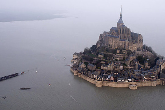 Tūkstančiai smalsuolių stebėjo, kaip vanduo atskiria kalną