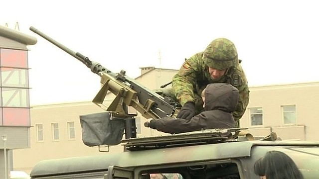 Per Lietuvą keliaujantys JAV kariai aprodė savo ginkluotę