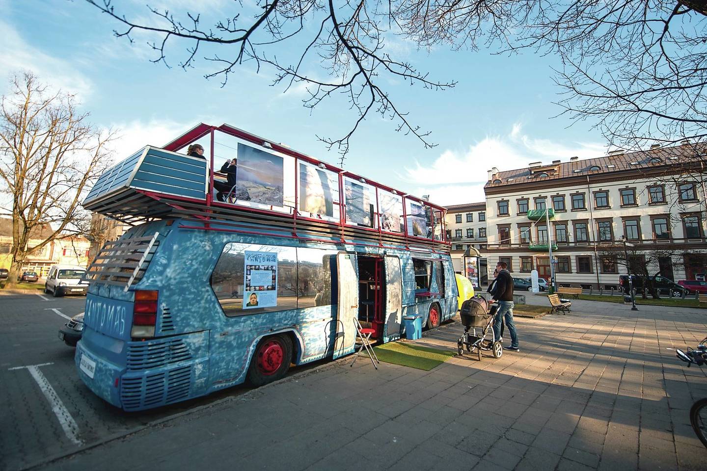 Iškabintos nuotraukos rodo, kad autobusas nėra tik keptų dešrelių kioskas.