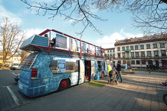 Oro uosto autobuse – ir maistas, ir menas