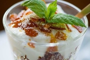 Graikiško jogurto desertas su kokosais ir karamele pagal N. Degutienės receptą