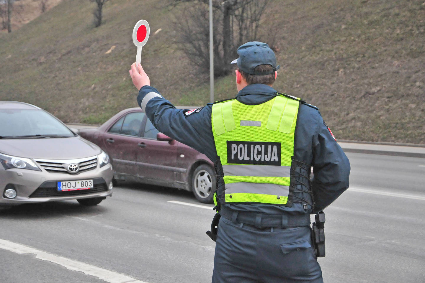 Trečiadienį per dvi valandas policininkams įkliuvo beveik pusšimtis pažeidėjų.