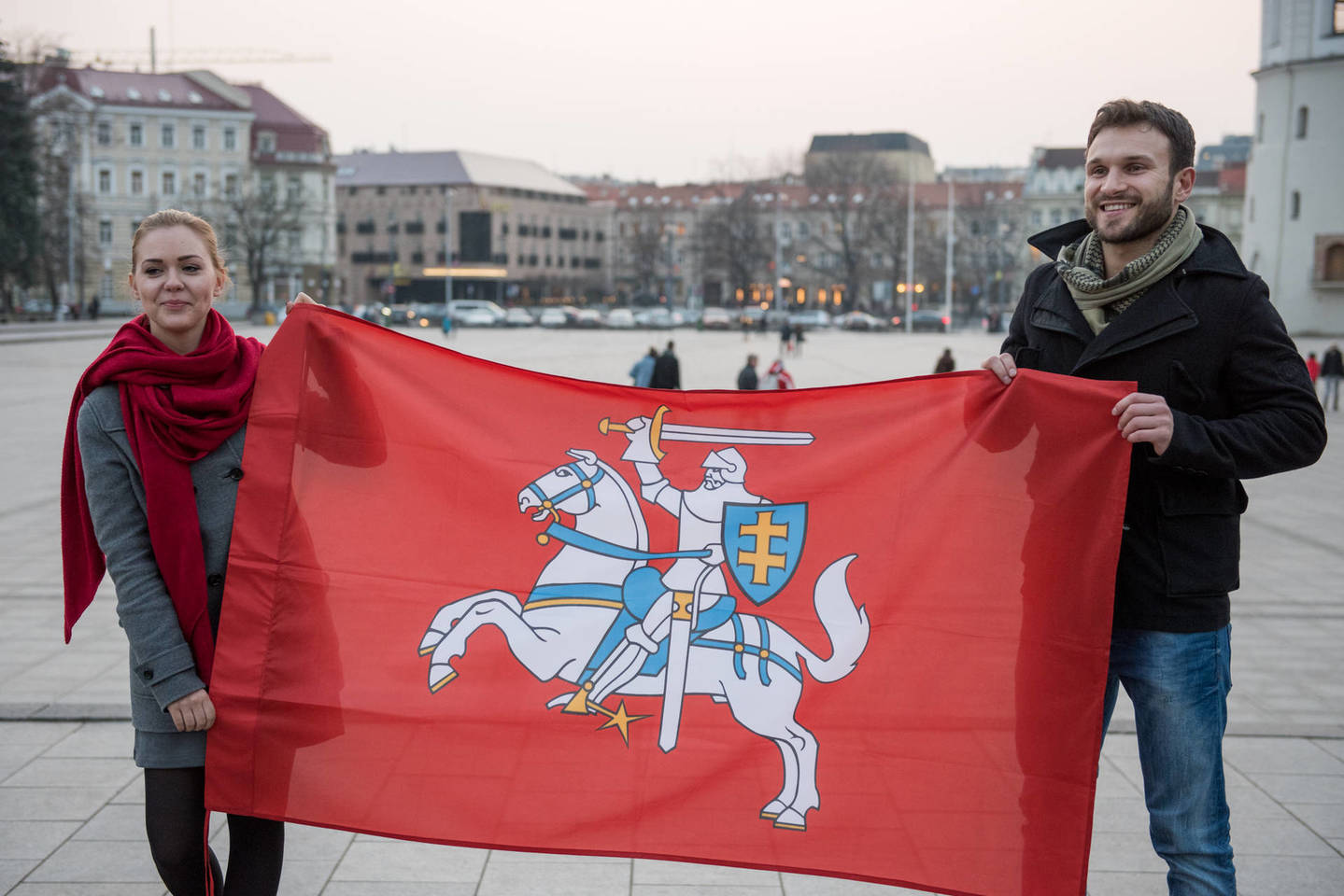 M. Linkytė ir V. Baumila Katedros aikštėje.