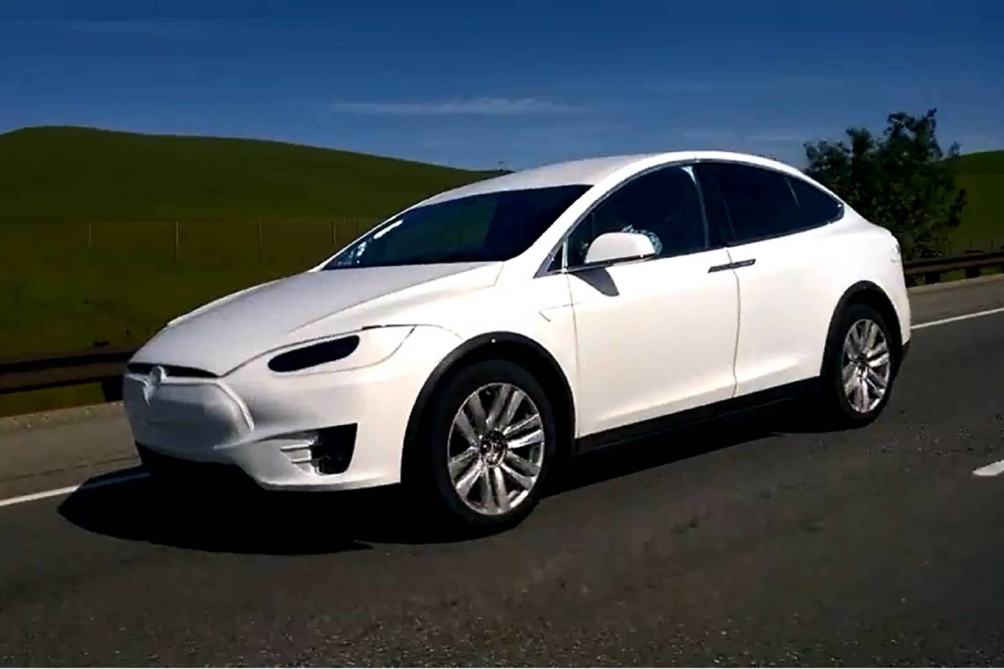 „Tesla Model X“ pastebėtas Kalifornijoje.<br>Stop kadras.