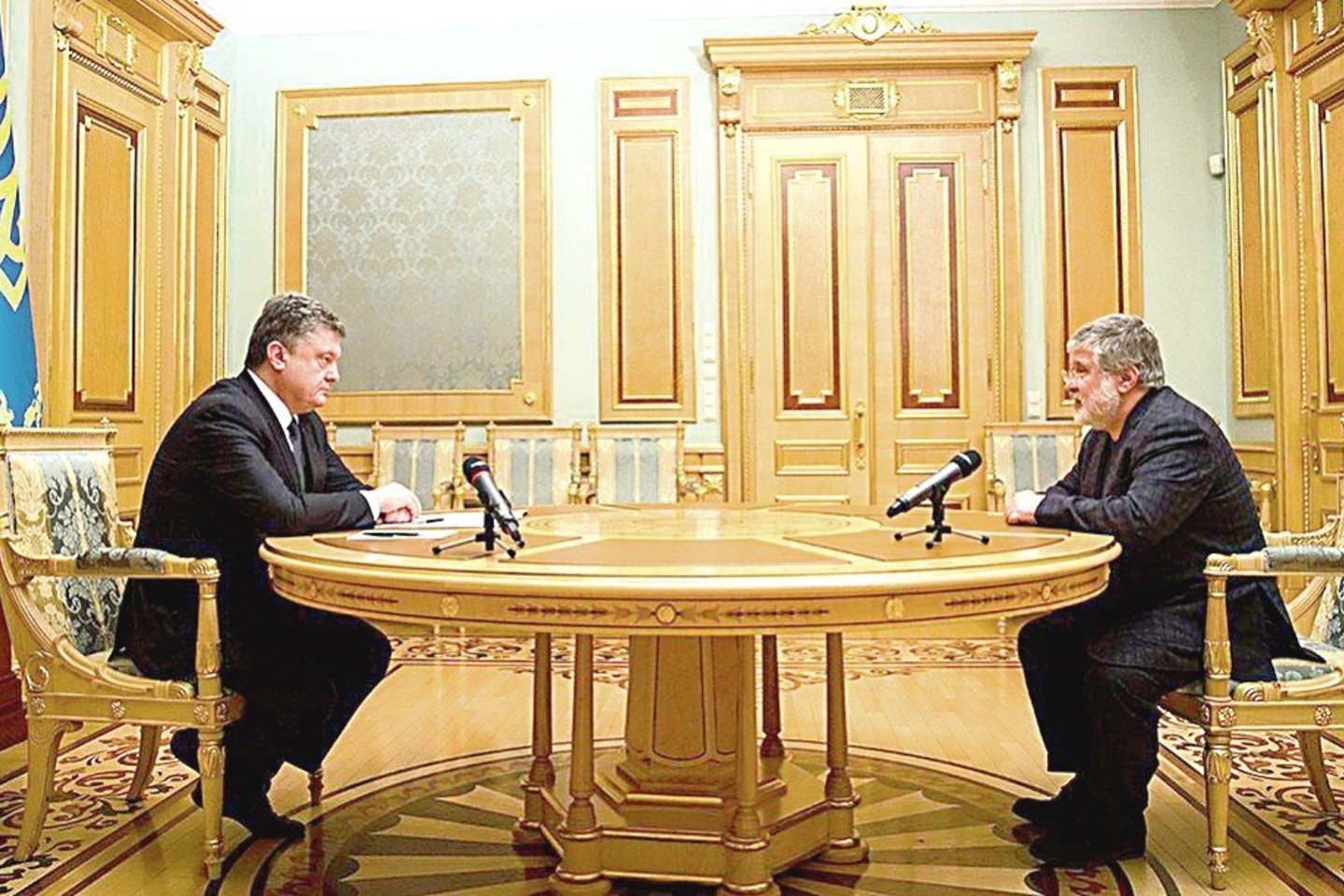 P.Porošenkos (kairėje) ir I.Kolomoiskio konflikto pirmąjį mūšį laimėjo prezidentas, tačiau baiminamasi, kad oligarchui pavaldūs daliniai Kijevui gali tiesiog nepaklusti ir griebtis ginklų.