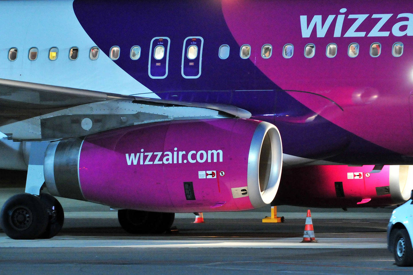 Pernai nuo balandžio 30 dienos nutraukti „Wizz Air Ukraine“ avialinijų vykdyti reguliarieji skrydžiai Kijevas-Vilnius-Kijevas. Tuomet oro bendrovė žadėjo ateityje juos atnaujinti.