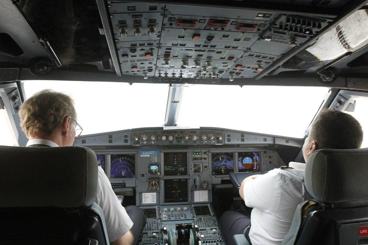 Pilotai skrydžio metu užsirakina savo kabinoje ir įsiveržti į ją iš išorės labai sunku.