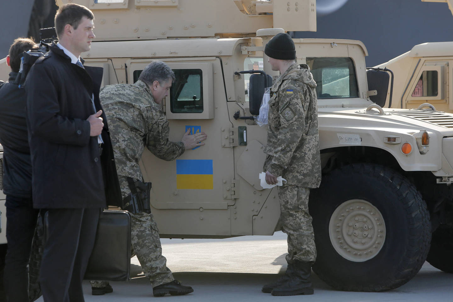 JAV įstatymų leidėjai paragino prezidentą Baracką Obamą suteikti Ukrainai ginklų, kurie leistų Kijevui apsaugoti savo teritoriją nuo Rusijos remiamų separatistų.