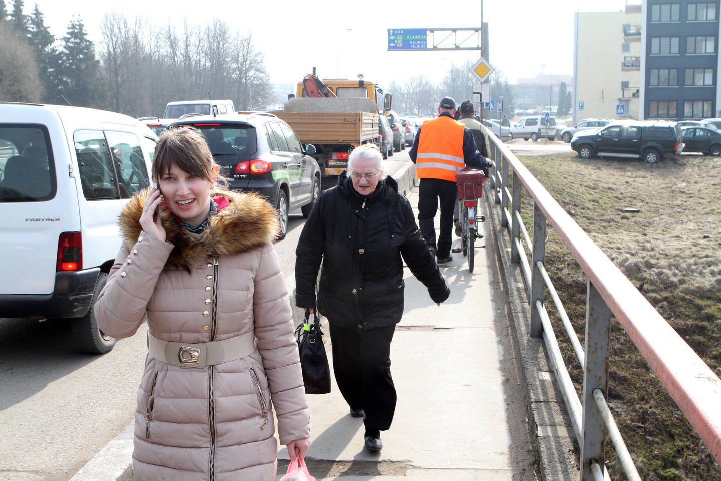 Magistralėje prie Kauno – didelė spūstis, vairuotojai automobilius stato net kelkraštyje.