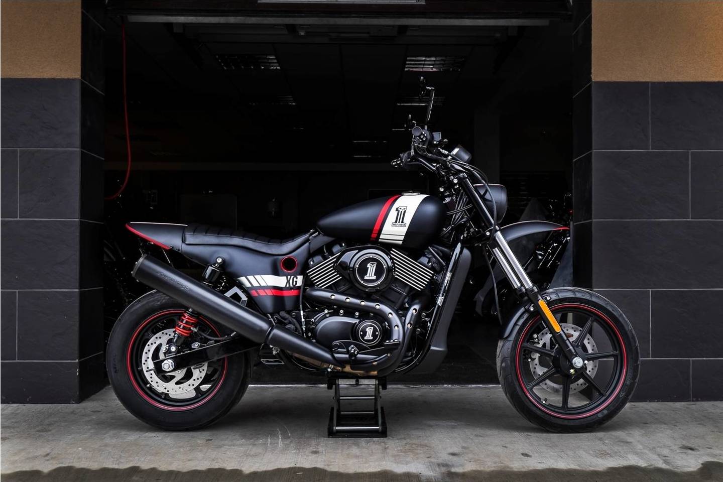 Lietuvių perdarytas „Harley-Davidson“ pasipuošė ryškiomis spalvomis ir nauja forma.