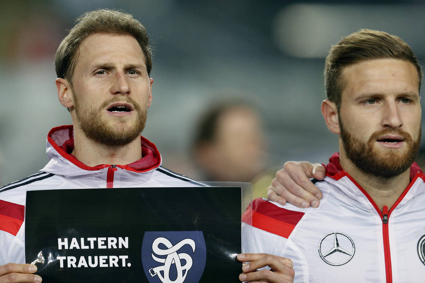 Vokietijos rinktinės futbolininkas B.Hoewedes pagerbė per lėktuvo katastrofą Prancūzijoje žuvusias aukas.